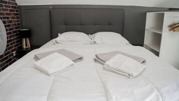 5 Schlafzimmer, Schreibtisch, BĂŒgeleisen/BĂŒgelbrett, Reisekinderbett