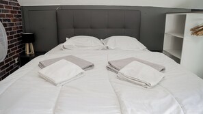 5 Schlafzimmer, Schreibtisch, Bügeleisen/Bügelbrett, Reisekinderbett
