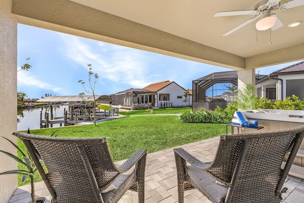 Property grounds - The Charm of a sand castle, creative & artisitc, Waterfront - Villa Sand Castle - Roelens Vacations (Cape Coral)