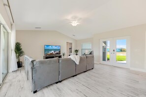 TV, tavolo da ping pong