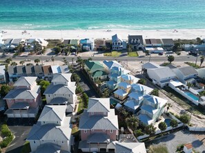 Zona residencial costera con casas, una playa y una carretera.