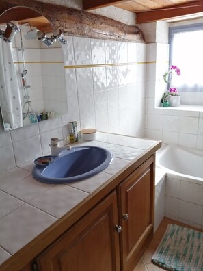 Ensemble douche/baignoire, sèche-cheveux, serviettes fournies, savon