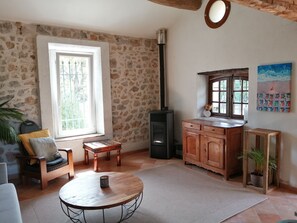 TV, books - Charming house in spacious 2500 m2 orchard, swimming pool, view of Cap d'Antibes (Vallauris)