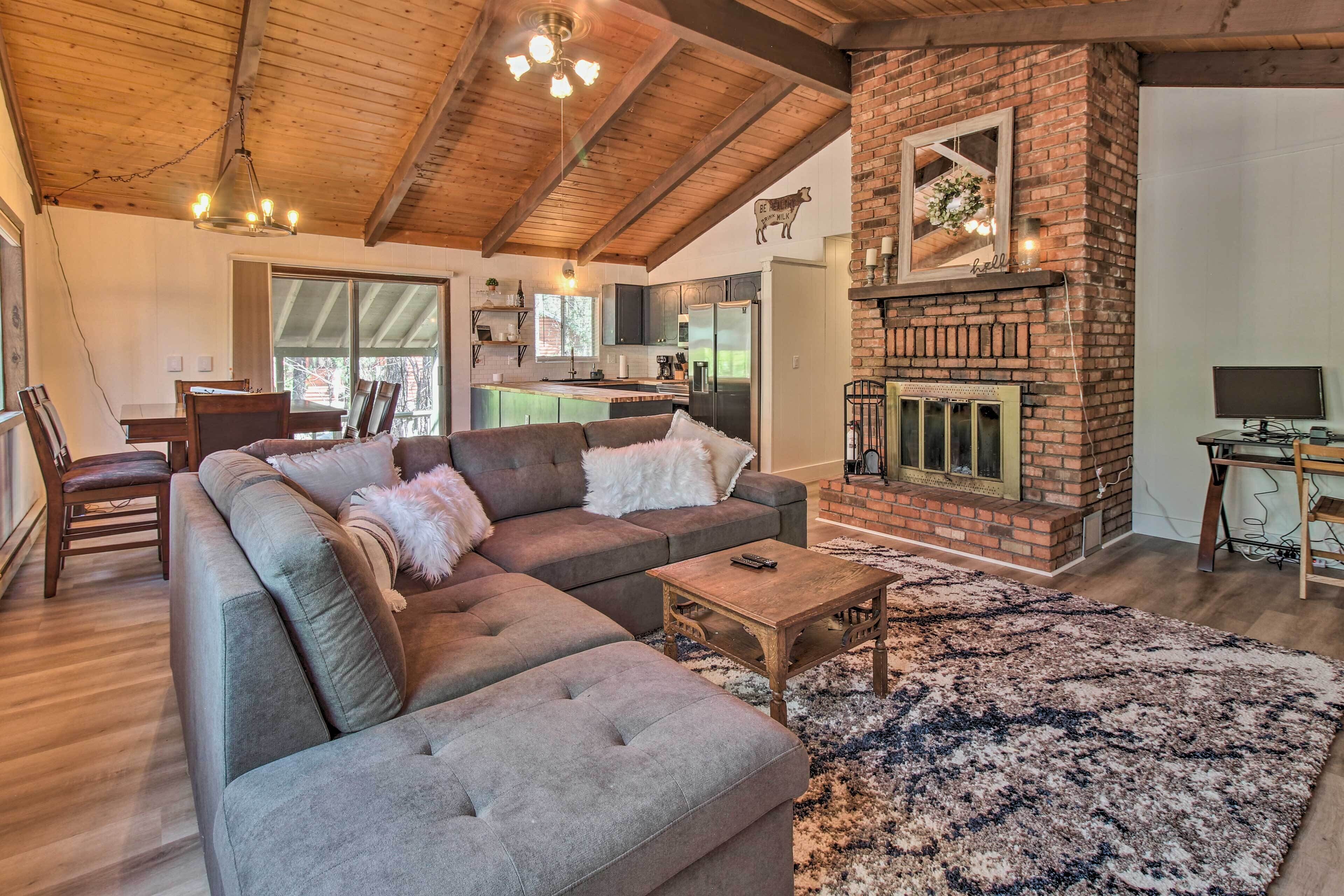 Family-Friendly Pinetop Cabin w/ Deck & Grill