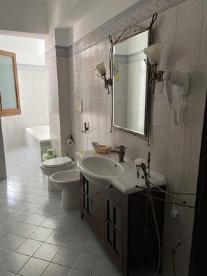 Shower, hair dryer, bidet, towels - Splendida casa vacanza a Reggio Calabria: comfort, stile, parcheggio, colazione! (Reggio Calabria)
