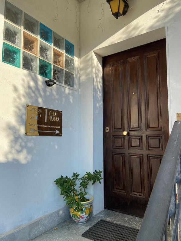 Exterior detail - Splendida casa vacanza a Reggio Calabria: comfort, stile, parcheggio, colazione! (Reggio Calabria)