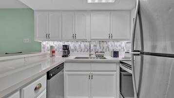 冰箱、微波炉、茶具/咖啡用具、烤面包机