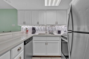 Kühlschrank, Mikrowelle, Wasserkocher mit Kaffee-/Teezubehör, Toaster