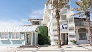 Een gebouw aan de kust met een balkon, een bord waarop 