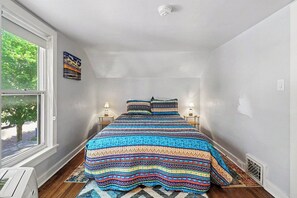 3 bedrooms, WiFi, bed sheets - A Place for Paws - 3 Bedroom/2 Bath, Pet Friendly home in Downtown Ludington! (Ludington)
