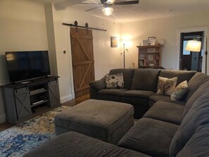 Smart TV, books - A Place for Paws - 3 Bedroom/2 Bath, Pet Friendly home in Downtown Ludington! (Ludington)
