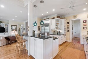 冰箱、微波炉、烤箱、炉灶