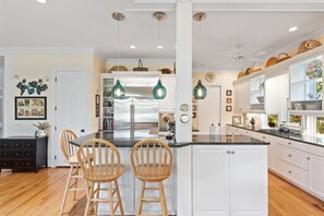 冰箱、微波炉、烤箱、炉灶