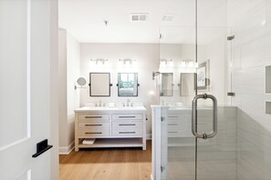Ensemble douche/baignoire, sèche-cheveux, serviettes fournies