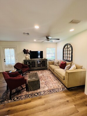 Smart TV, books - La Maison Musique, Romantic French pool Villa, Downtown Mt. Dora, sleeps 12,pets (Mount Dora)