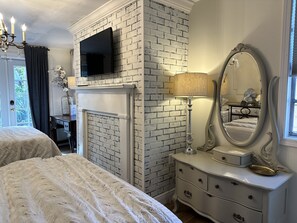 4 bedrooms, desk, iron/ironing board, free WiFi