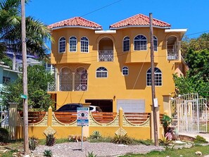 Exterior - Beautiful rental-5mins to beaches, restaurant, shops & bar (Montego Bay)