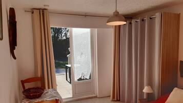 1 slaapkamer, een strijkplank/strijkijzer, gratis wifi, beddengoed