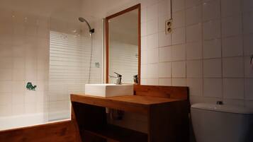 Baignoire, sĂšche-cheveux, serviettes fournies, papier toilette