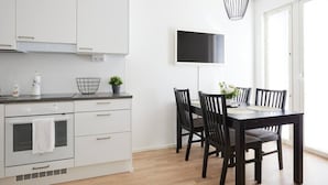 Kaffetrakter/tekoker, kjøleskap og kjøkkenutstyr