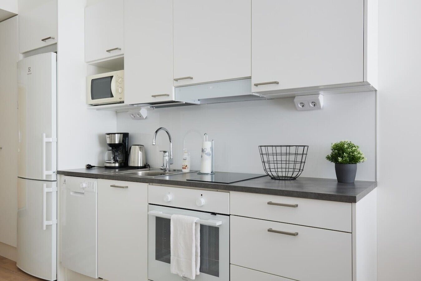 Cafetera y tetera, refrigerador y utensilios de cocina 