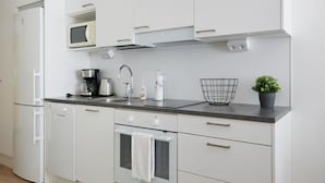 Kaffetrakter/tekoker, kjøleskap og kjøkkenutstyr