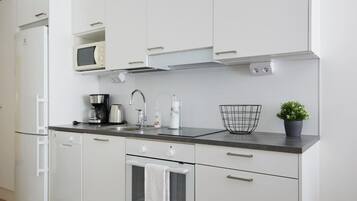 Cafetera y tetera, refrigerador y utensilios de cocina