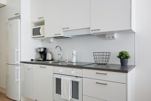 Fridge, coffee/tea maker, cookware/dishes/utensils - New apartment w/WiFi & car park (Turku)