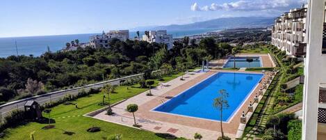 Una piscina al aire libre