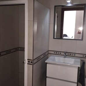 Haartrockner, Bidet, Handtücher, Seife