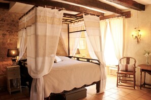 5 chambres, bureau, fer et planche à repasser, lit parapluie