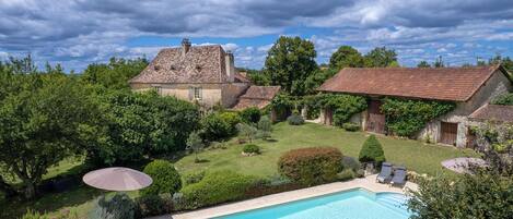 Una piscina al aire libre