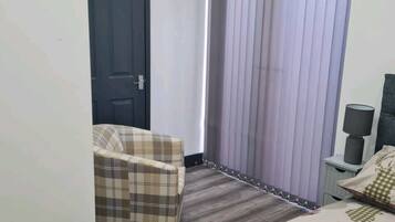 Apartemen, 1 Tempat Tidur Queen | 1 kamar tidur, setrika/meja setrika, Wi-Fi gratis, dan seprai linen