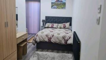 Căn hộ, 1 giường cỡ queen | 1 phòng ngủ, bàn ủi/dụng cụ ủi quần áo