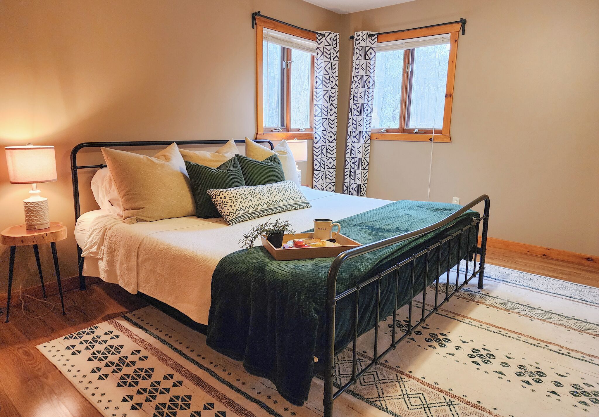 6 bedrooms, desk, iron/ironing board, travel crib