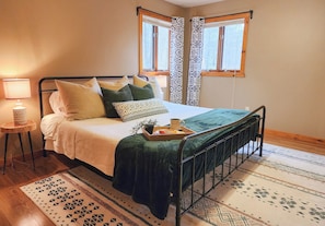 6 bedrooms, desk, iron/ironing board, travel cot - Dual Cabins-Hot Tub, 3 Kings, 2 Kitchens (Hayward)