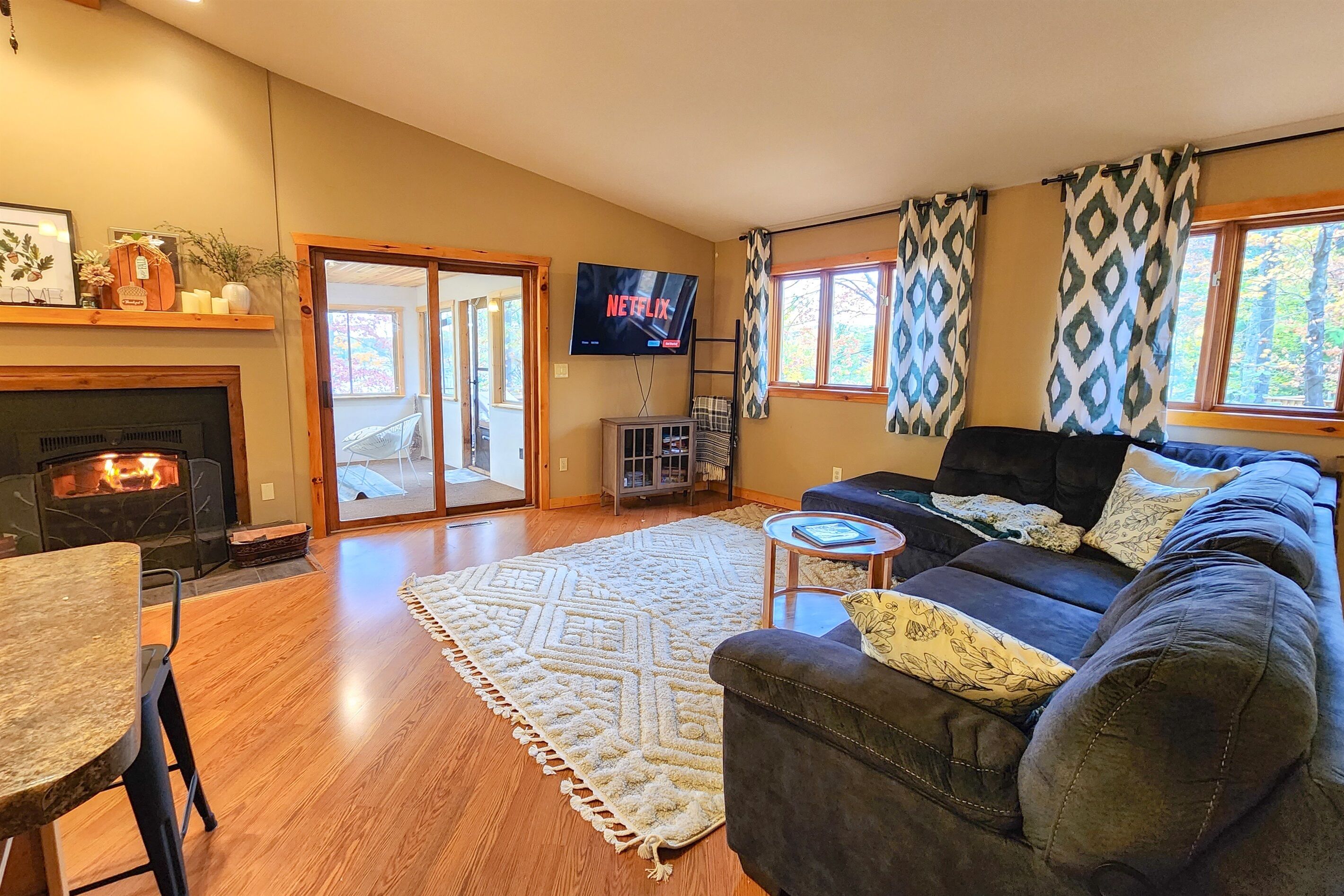 Smart TV, chimenea, videojuegos y reproductor de DVD 