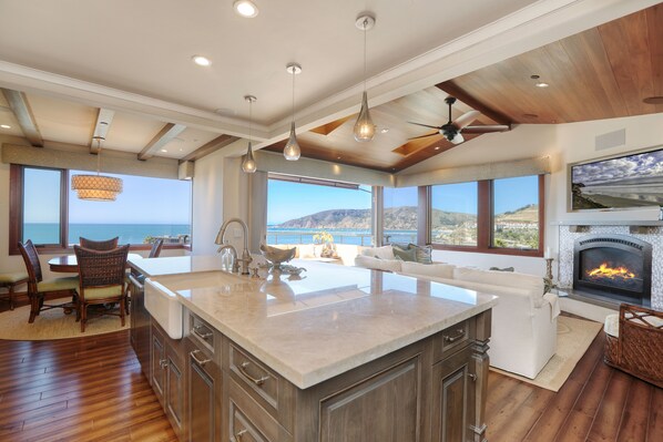 Interior - Retreat to Avila Beach Luxe, short stroll to ocean (Avila Beach)