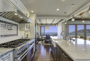 Fridge, microwave, oven, stovetop - Retreat to Avila Beach Luxe, short stroll to ocean (Avila Beach)