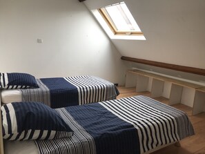 3 habitaciones, cuna de viaje y ropa de cama 
