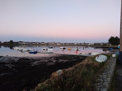 House with enclosed garden for seaside vacations