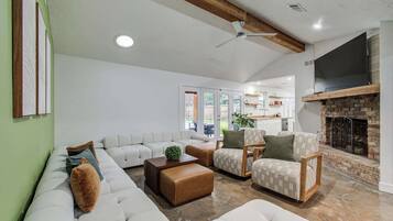 TV, caminetto, studio