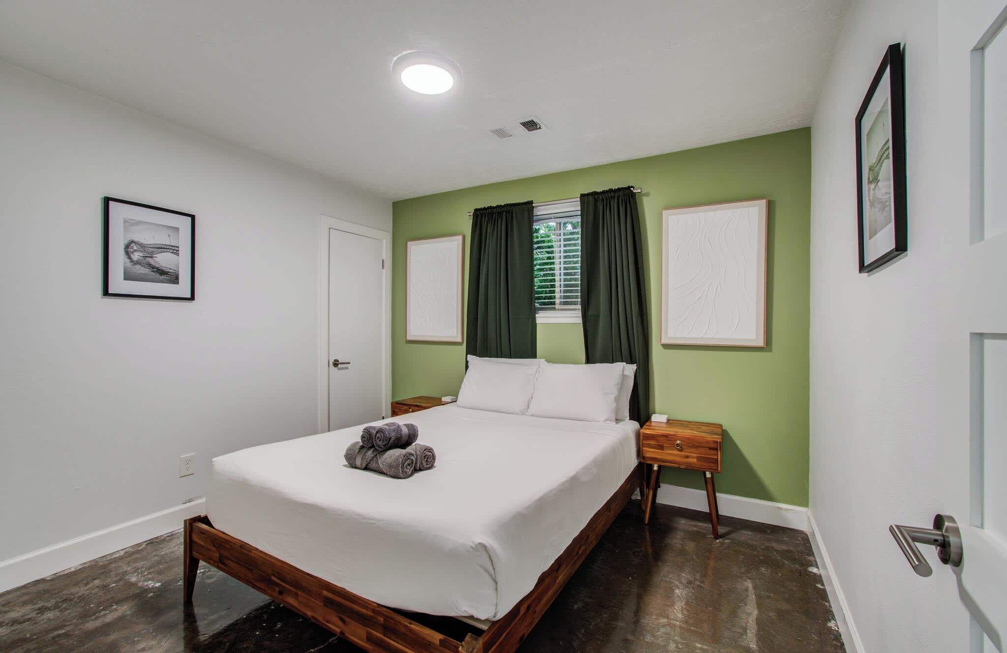 4 bedrooms, iron/ironing board, WiFi, bed sheets