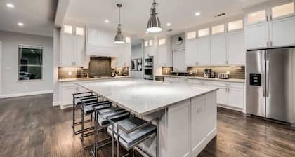 Valley Vista Luxury Retreat w Pool, Cinema, Games