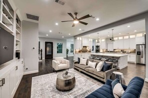 TV a schermo piatto, tavolo da calcetto, impianto stereo, studio