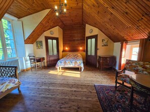 8 dormitoris, planxa i posts de planxar i un bressol de viatge 