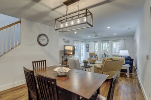 Dining - 301 Tennismaster - You are only a short walk away from sand in your toes! (Hilton Head Island)