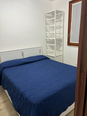 1 bedroom, bed sheets