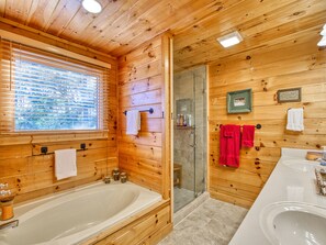 Shower, towels - 3 Bedroom, Beautiful Mountain Views, Wireless Internet, Located behind MVCC (MAGGIE VALLEY)