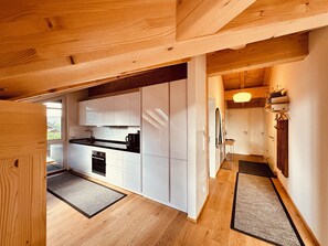 Jääkaappi, uuni, liesi, astianpesukone